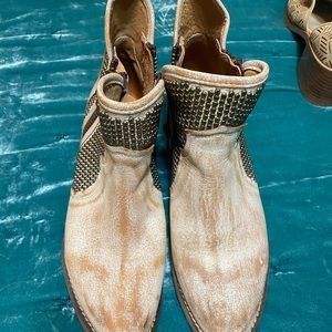 Circle G white distressed booties